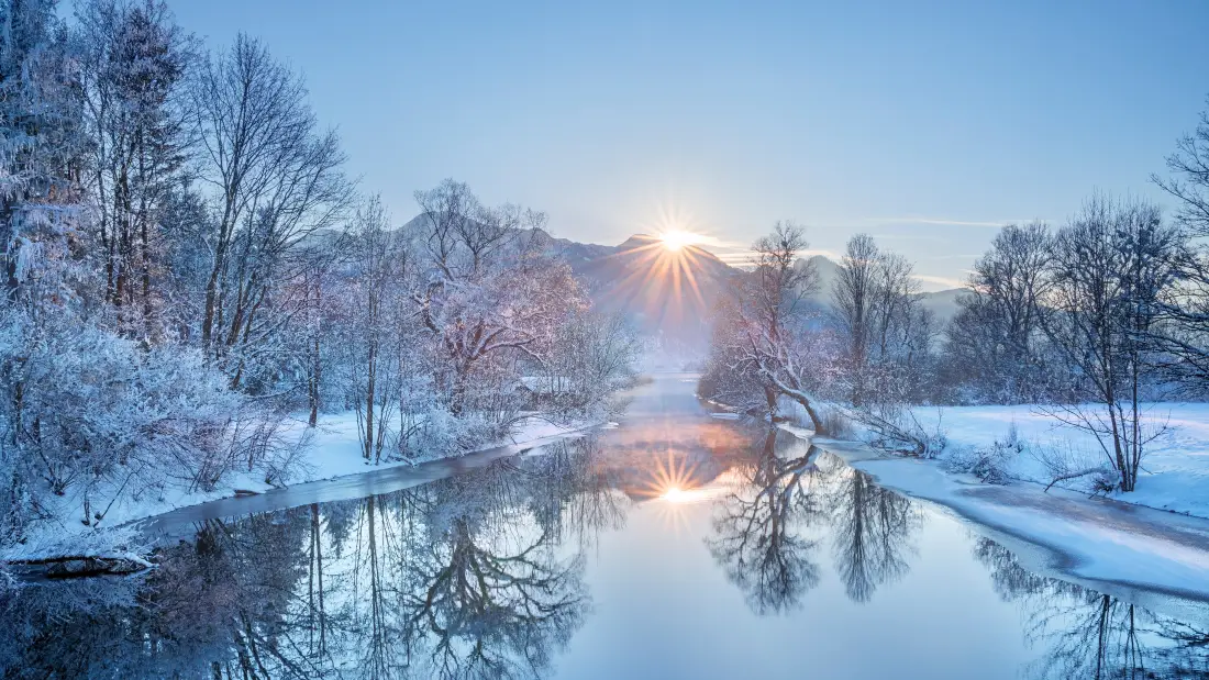 4k冬日雪景壁纸|静谧河流背景图片 - 夕阳倒影「哲风壁纸」 冬日雪后河流蜿蜒,两岸覆霜林木,远山落日在水面投下清晰倒影