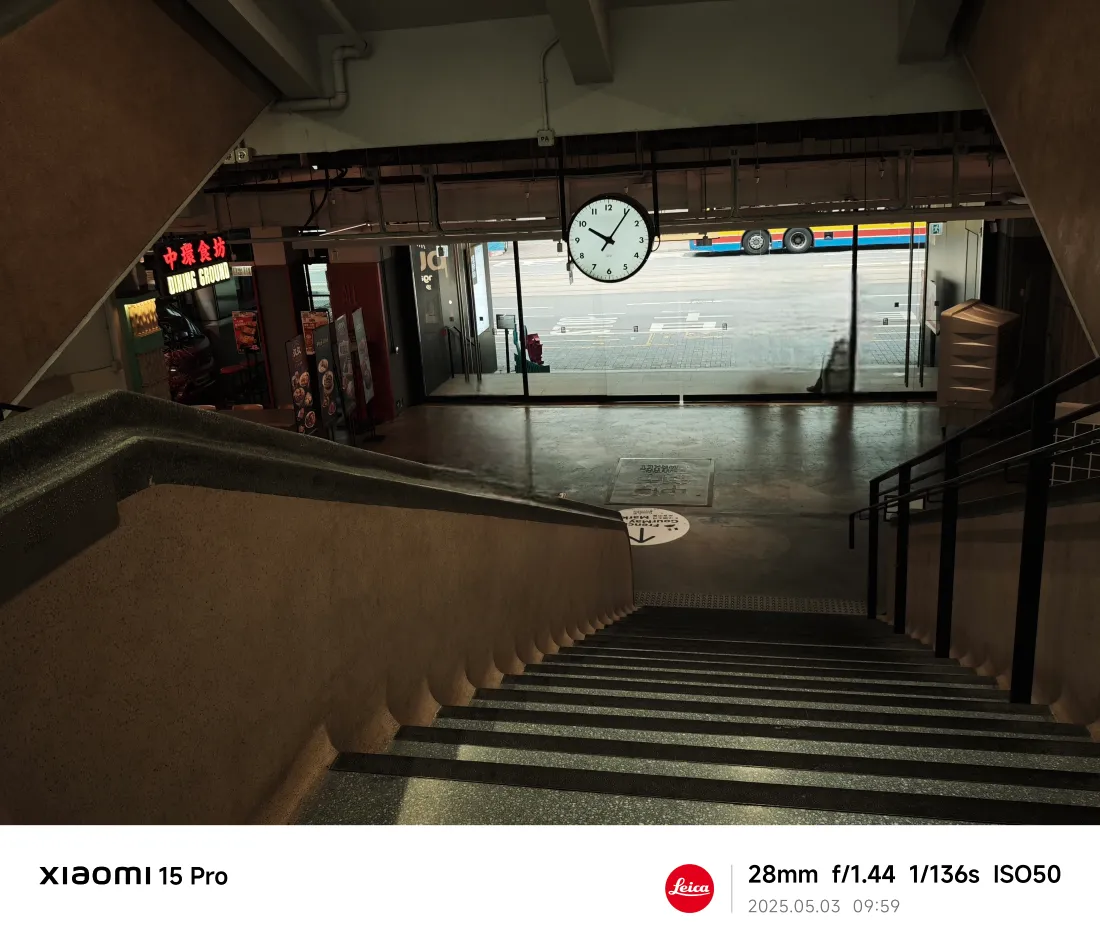 4k香港地铁时钟壁纸|复古场景背景图片 - 怀旧「哲风壁纸」 复古香港地铁站内,楼梯向下延伸,悬挂圆形时钟,地面反光映出窗外街景
