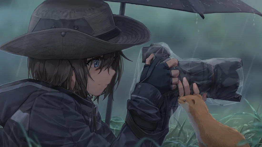 雨中戴宽檐帽的少女撑伞持相机拍摄，身旁有萌宠相伴。