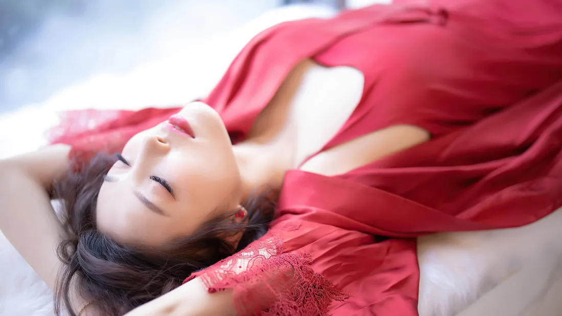 4k性感壁纸|卧室背景图片 - 红睡衣美女「哲风壁纸」 4k性感壁纸|卧室背景图片 - 红睡衣美女「哲风壁纸」