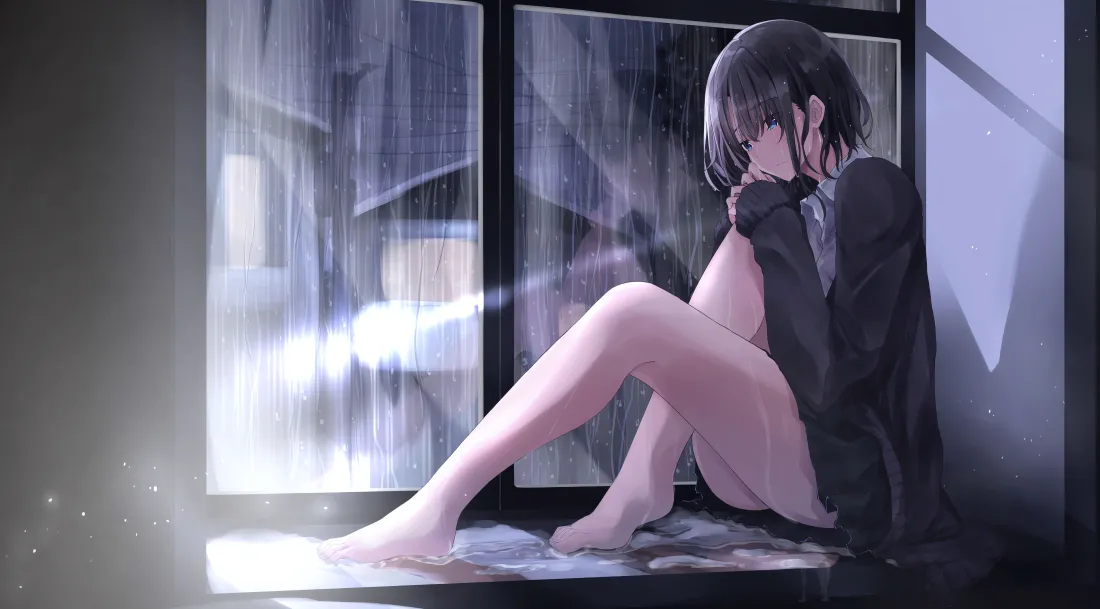 4k雨天窗边女孩壁纸|二次元背景图片 - 独处时光「哲风壁纸」 短发女孩抱膝坐在雨夜窗边,神情落寞,窗外雨幕朦胧。