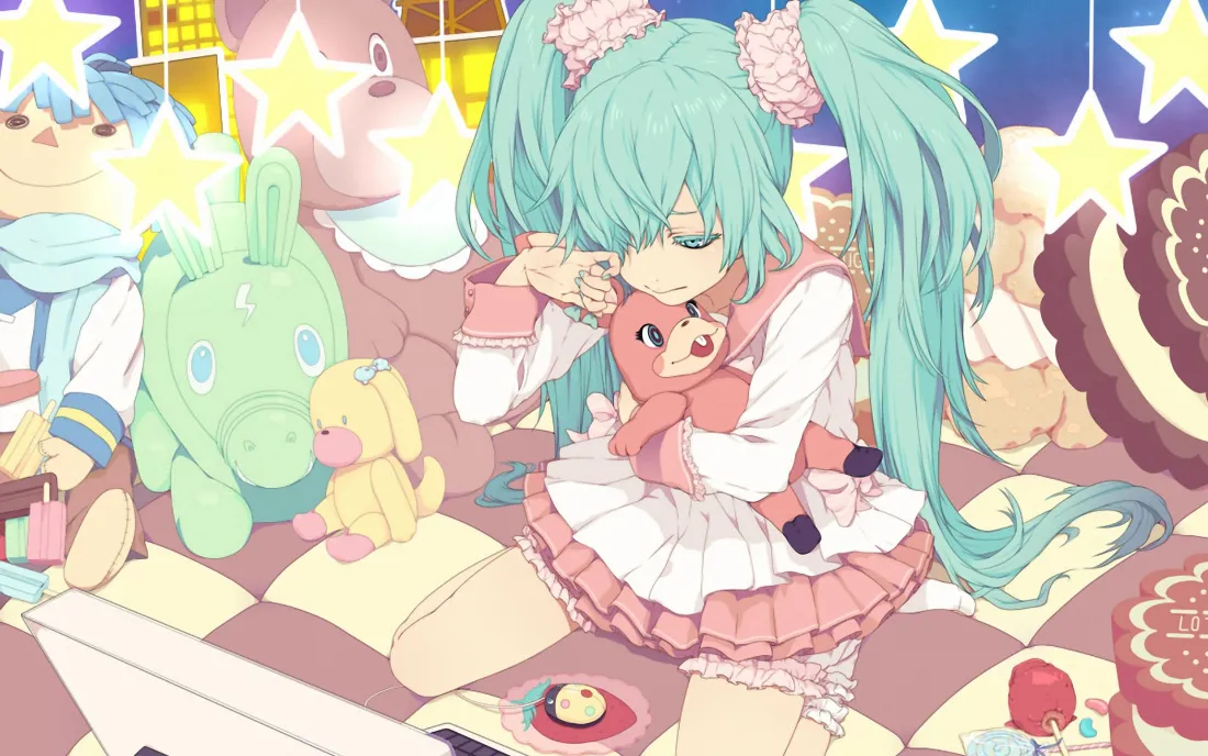 2k初音未来壁纸|玩偶主题背景图片 - 萌系插画「哲风壁纸」 抱粉色玩偶的初音未来被各色毛绒玩偶环绕,软萌治愈。