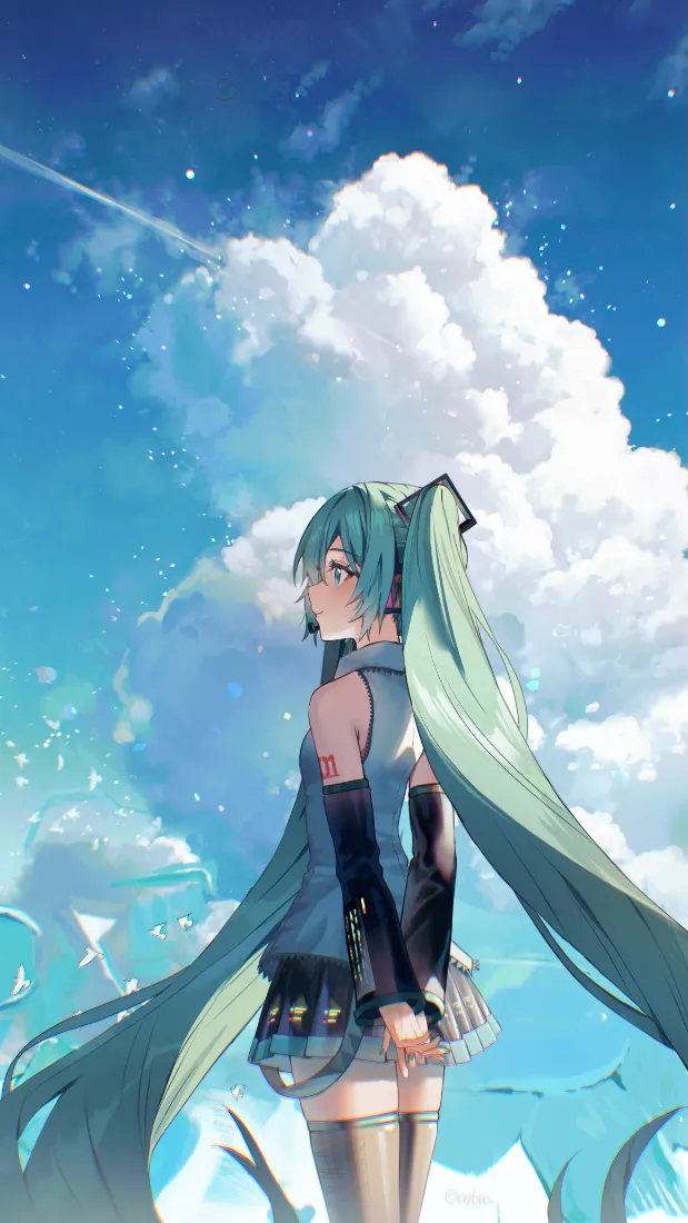 初音未来侧身立于澄澈蓝天与蓬松积云下，长发随风舒展。
