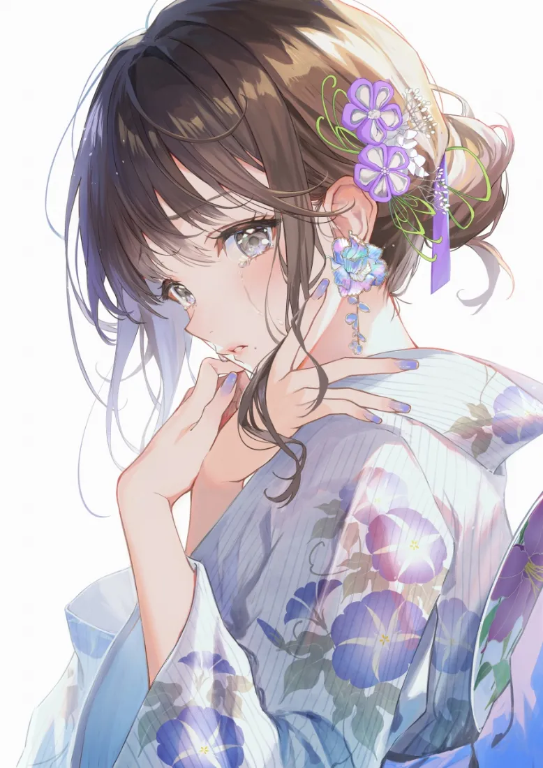 身着紫蓝牵牛花和服的盘发少女，回头望向镜头，发间点缀紫色花饰。