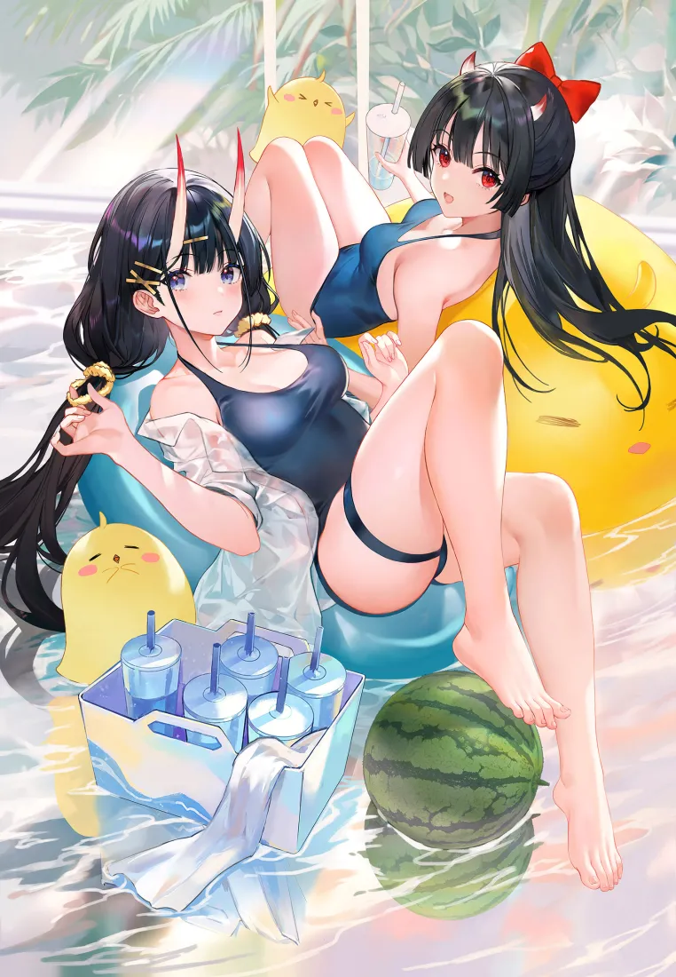 两名黑发泳装少女坐于泳池泳圈上，旁置西瓜与冰饮，夏日氛围清新。