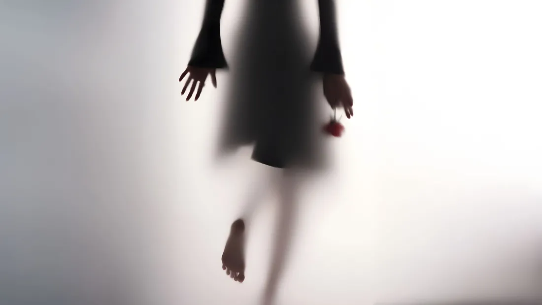 8k毛玻璃壁纸|朦胧背影背景图片 - 氛围感美女「哲风壁纸」 毛玻璃后朦胧的女性背影,着黑裙赤脚,手持红色小物,氛围柔和。