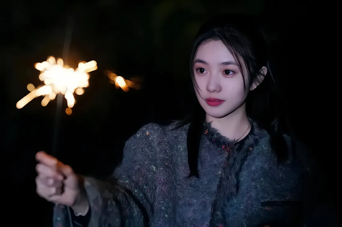 夜晚户外，刘浩存手持燃烧的仙女棒，暗调背景虚化，氛围感十足