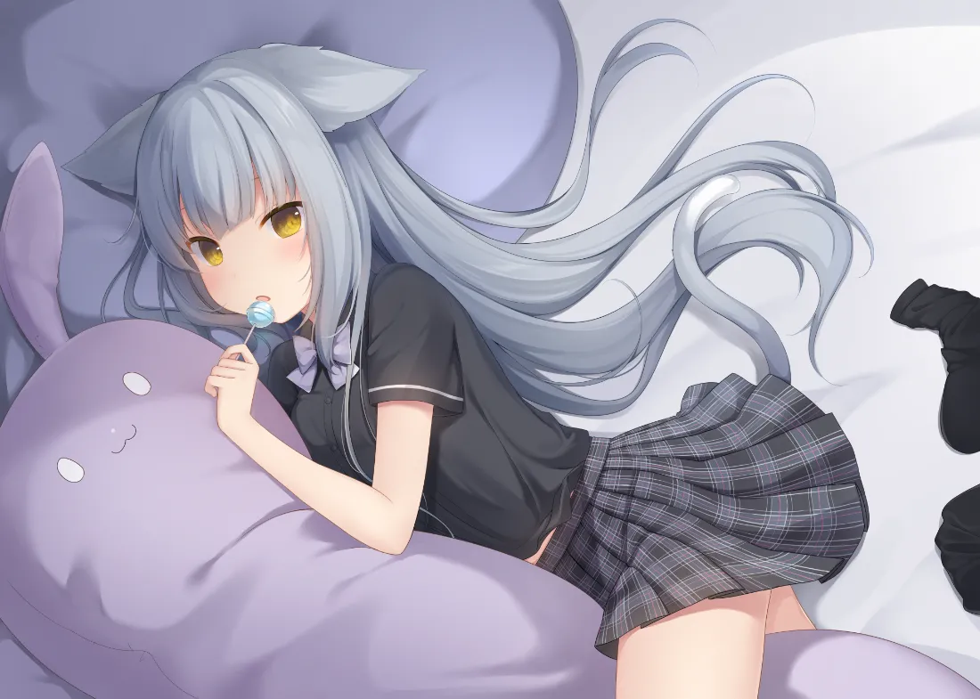 银灰长发猫耳少女趴在紫色玩偶上，手持棒棒糖，身着黑上衣与格纹裙。
