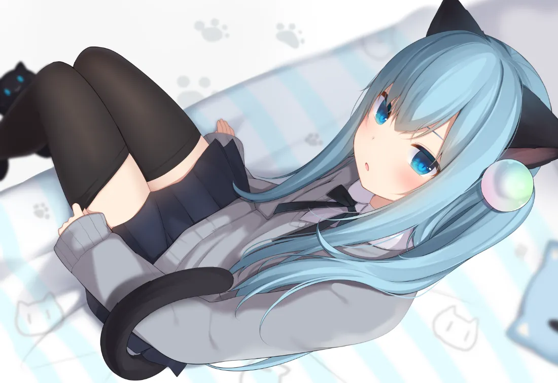 蓝发猫耳少女身着灰上衣黑短裙黑长袜，躺于带猫爪印的浅蓝床面