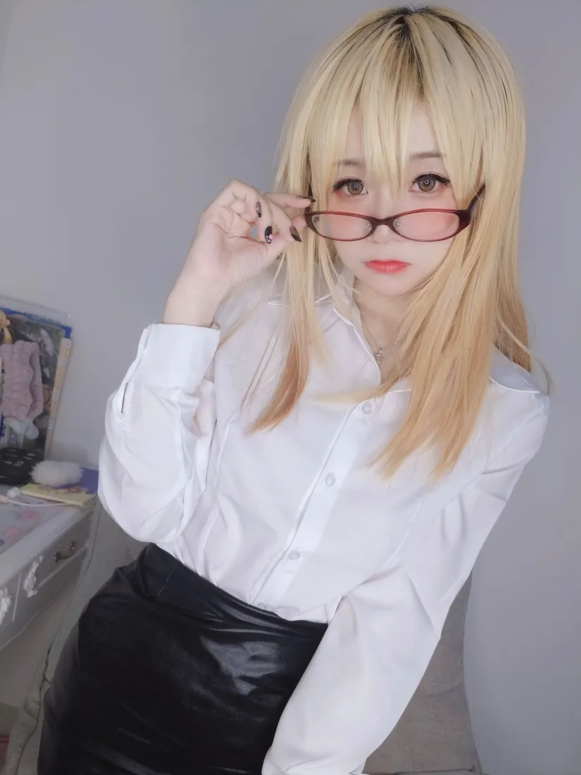 金发戴红框眼镜的女生穿白衬衫黑皮裙，在室内手扶眼镜自拍