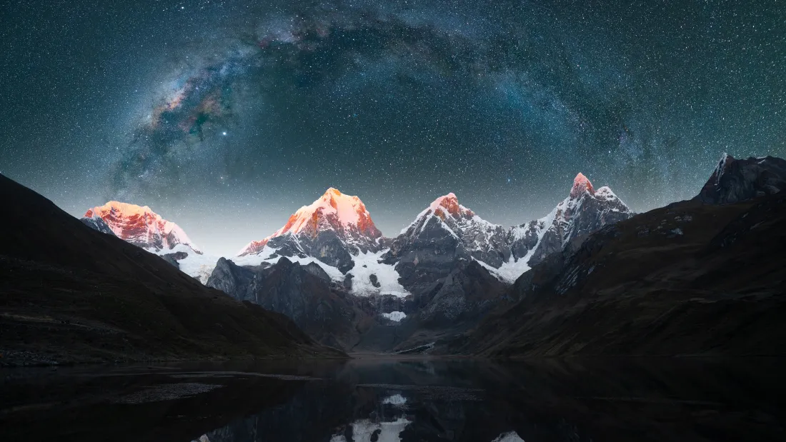 4k日照金山壁纸|星空雪山湖泊背景图片 - 壮阔风光「哲风壁纸」 星空银河下的日照金山,雪山倒映在静谧湖泊中,两侧暗色山体环绕。