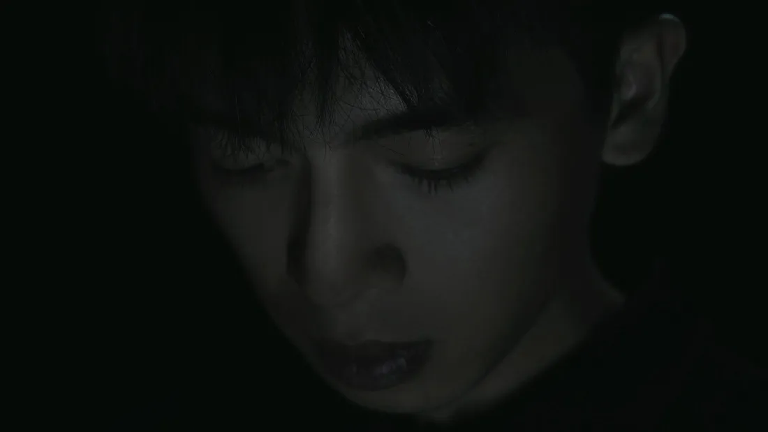 2k男性写真壁纸|暗色背景图片 - 低头人像「哲风壁纸」 2k男性写真壁纸|暗色背景图片 - 低头人像「哲风壁纸」