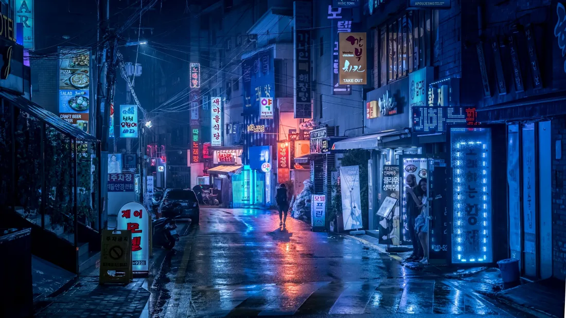 5k霓虹小巷壁纸|赛博朋克背景图片 - 雨夜街道「哲风壁纸」 雨夜霓虹小巷,湿润地面反射多彩灯光,行人与车辆点缀其间。
