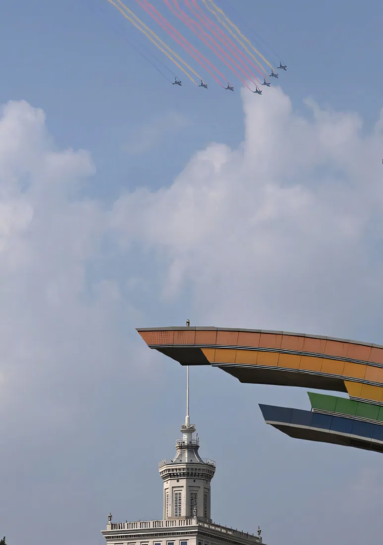 阅兵空中梯队战机编队拉彩烟飞过城市建筑上空