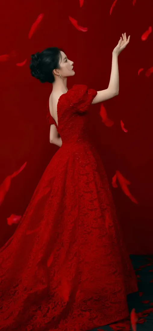 4k美女壁纸 - 红色 - 张婧仪 - 红色背景「哲风壁纸」