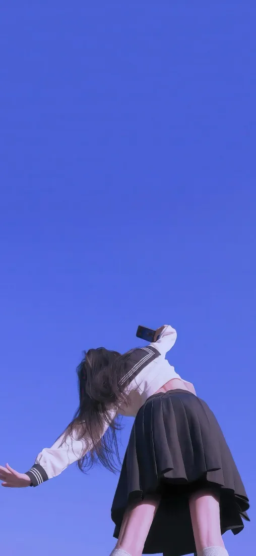 长发女孩手机壁纸|蓝天背景 - 白上衣黑裙「哲风壁纸」 长发女孩手机壁纸|蓝天背景 - 白上衣黑裙「哲风壁纸」