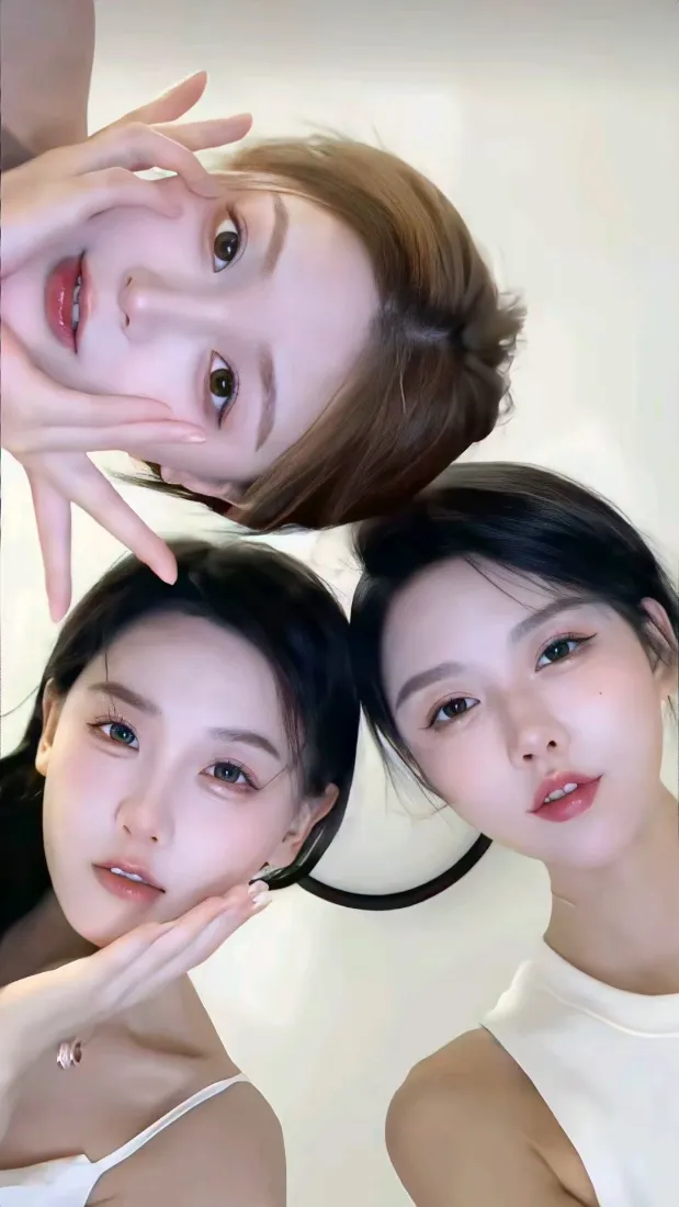 三位年轻女性自拍合影，背景为浅色墙面，妆容精致。
