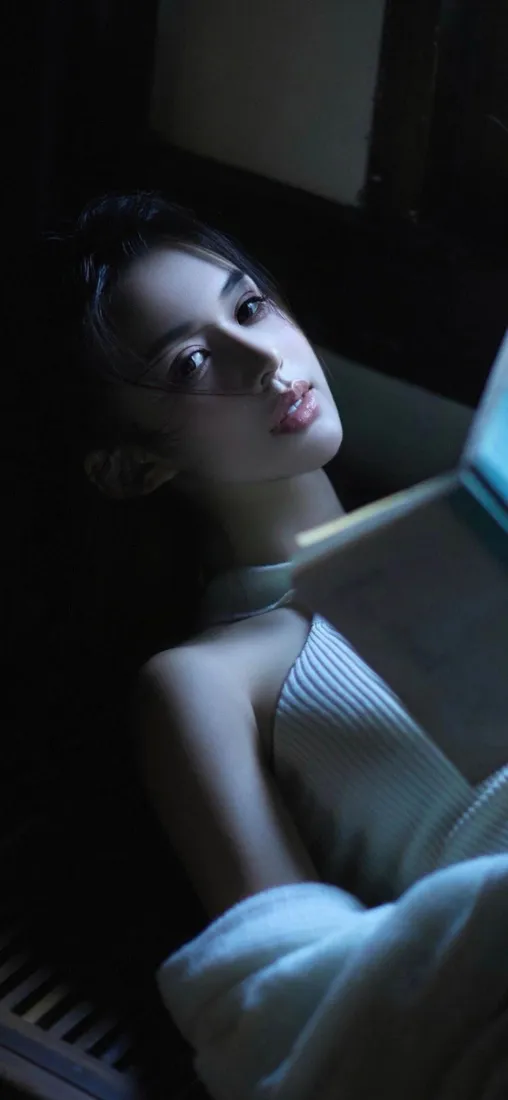 白衣美女手机壁纸|暗调背景 - 氛围感「哲风壁纸」 白衣美女手机壁纸|暗调背景 - 氛围感「哲风壁纸」