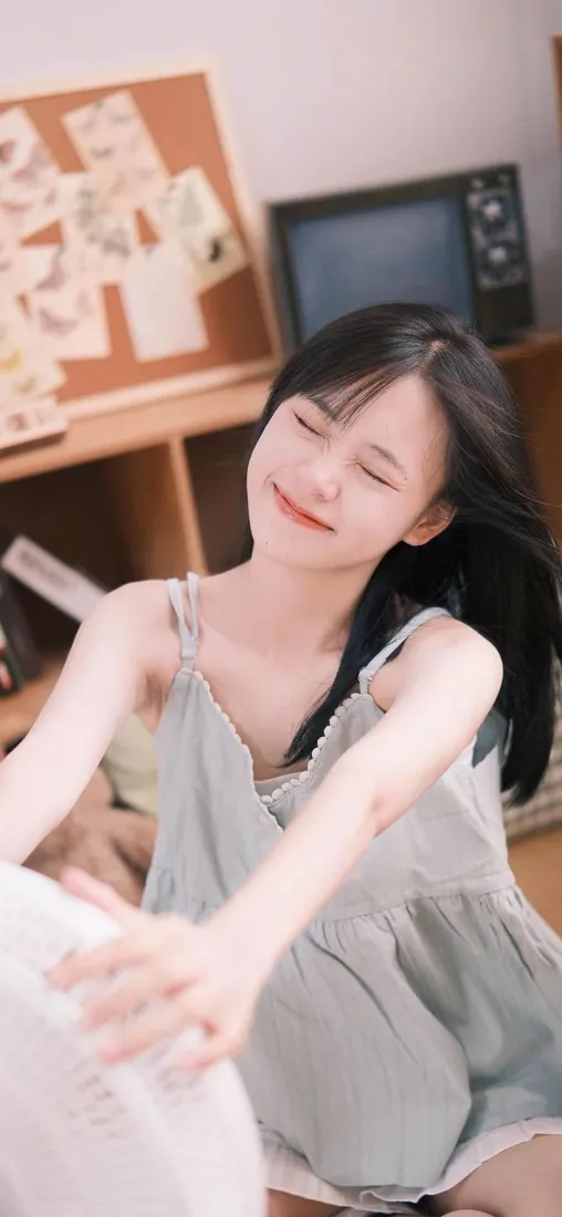 长发美女手机壁纸|居家背景 - 浅裙微笑「哲风壁纸」 长发美女手机壁纸|居家背景 - 浅裙微笑「哲风壁纸」