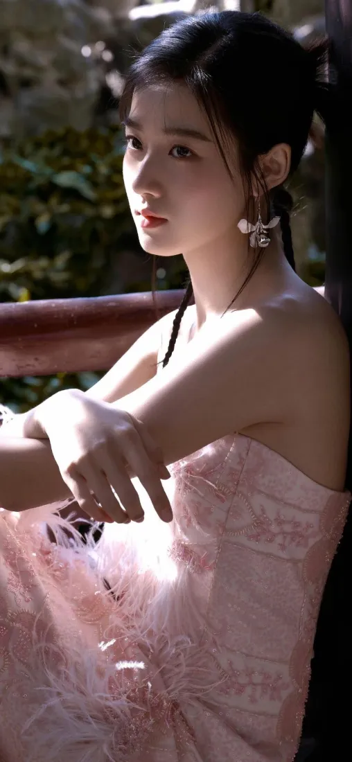 粉色连衣裙美女手机壁纸|绿植背景 - 优雅「哲风壁纸」 粉色连衣裙美女手机壁纸|绿植背景 - 优雅「哲风壁纸」