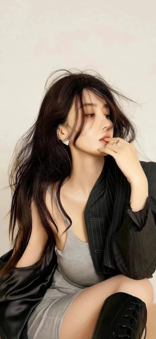 长发美女手机壁纸|灰裙黑外套 - 迷人「哲风壁纸」 长发美女手机壁纸|灰裙黑外套 - 迷人「哲风壁纸」