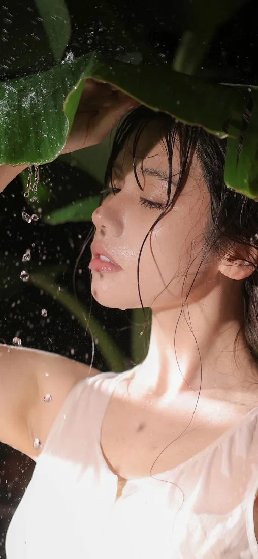 湿发美女雨中手机壁纸|绿叶背景 - 清新「哲风壁纸」 湿发美女雨中手机壁纸|绿叶背景 - 清新「哲风壁纸」