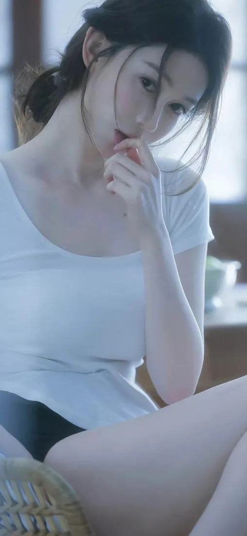 白衣美女手机壁纸|居家背景 - 迷人「哲风壁纸」 白衣美女手机壁纸|居家背景 - 迷人「哲风壁纸」