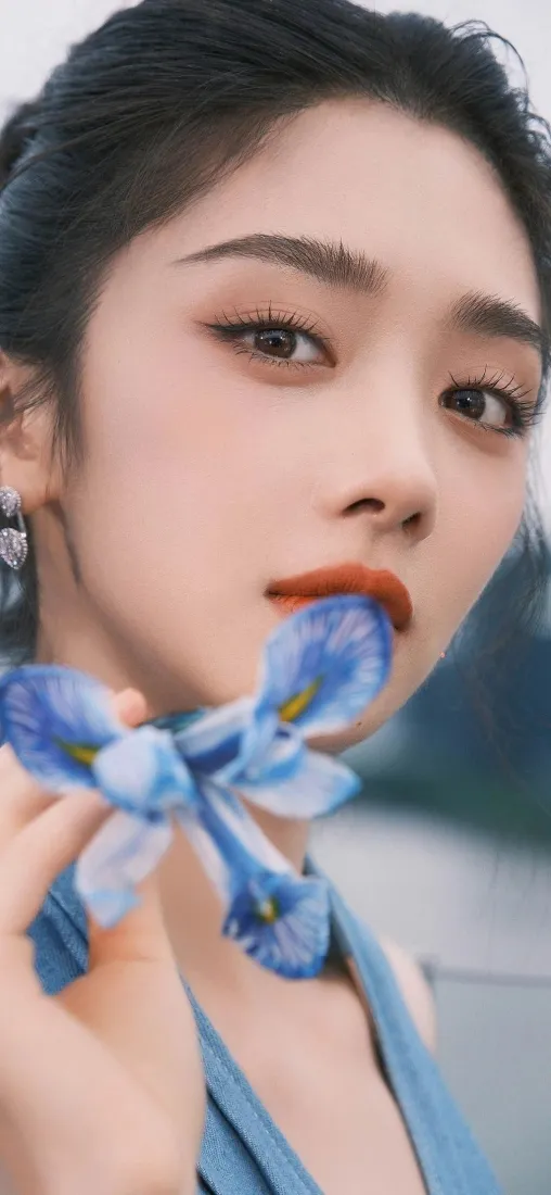 蓝衣美女持花手机壁纸|清新背景 - 精致妆容「哲风壁纸」 蓝衣美女持花手机壁纸|清新背景 - 精致妆容「哲风壁纸」