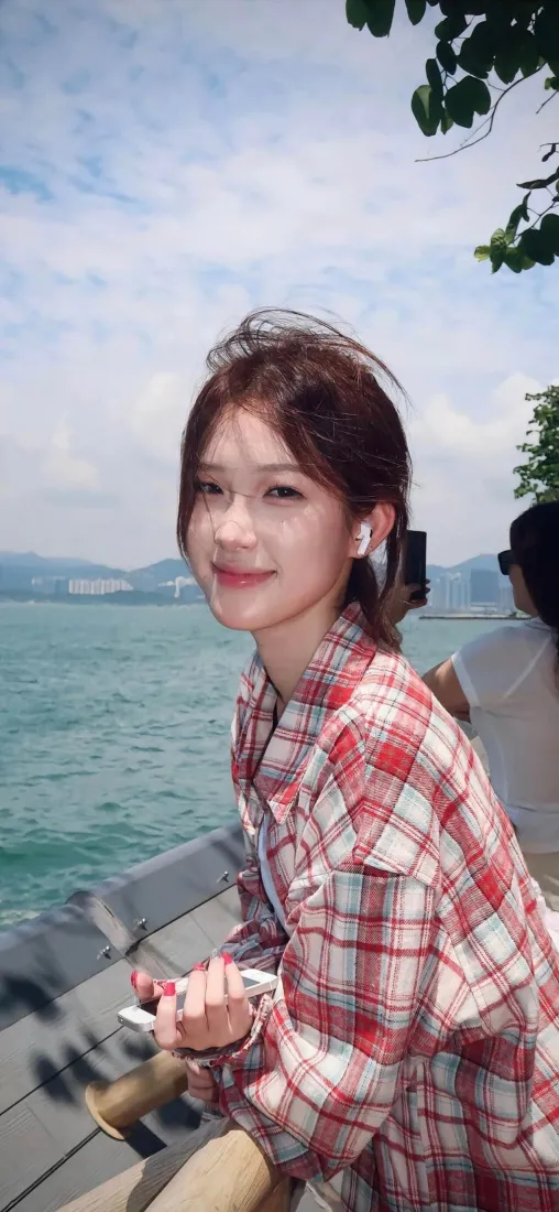 红衣美女手机壁纸｜海边背景 - 微笑女生「哲风壁纸」