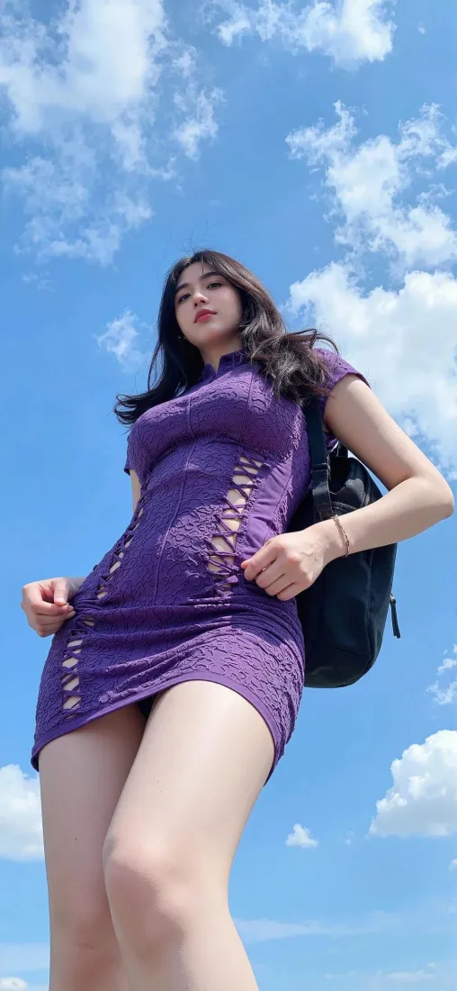 低角度仰拍，穿紫色镂空包臀短裙的长发女子立于蓝天白云下