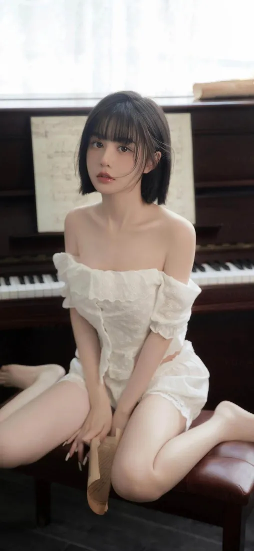 短发美女白裙钢琴手机壁纸|室内 - 清纯「哲风壁纸」 短发美女白裙钢琴手机壁纸|室内 - 清纯「哲风壁纸」
