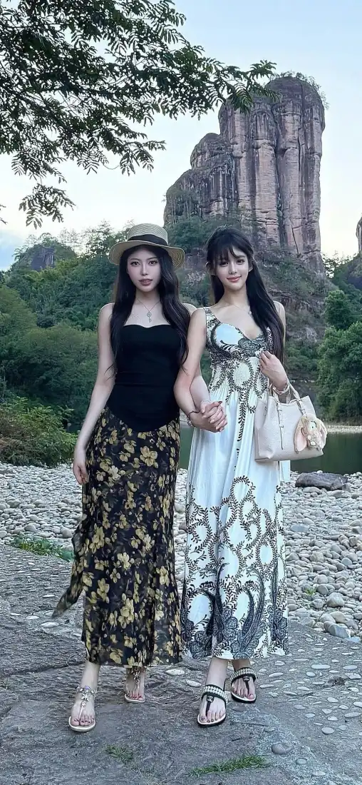 美女闺蜜户外合影手机壁纸｜自然风景 - 穿搭「哲风壁纸」