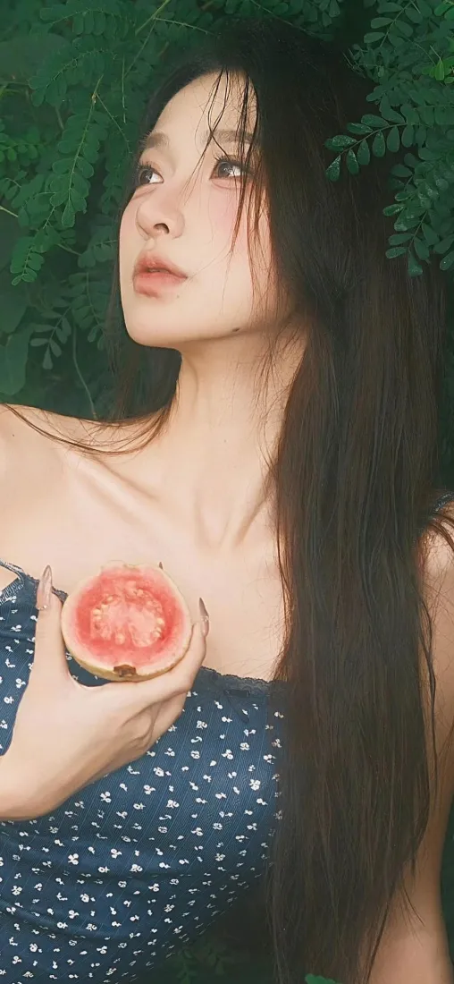 蓝裙美女手机壁纸｜绿植背景图片 - 清新「哲风壁纸」
