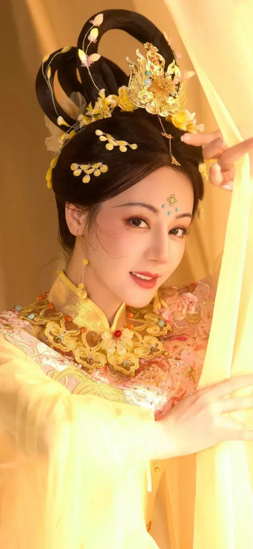 古装女子金色头饰手机壁纸｜黄色古风背景 - 汉服「哲风壁纸」