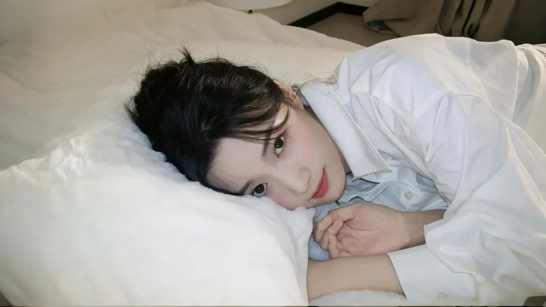 2k卢昱晓白衣卧床壁纸|清新美女背景 - 明星写真「哲风壁纸」 2k卢昱晓白衣卧床壁纸|清新美女背景 - 明星写真「哲风壁纸」