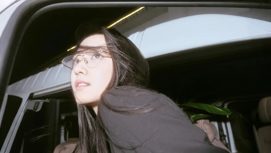 2k卢昱晓壁纸｜车内背景图片 - 黑衣眼镜美女「哲风壁纸」