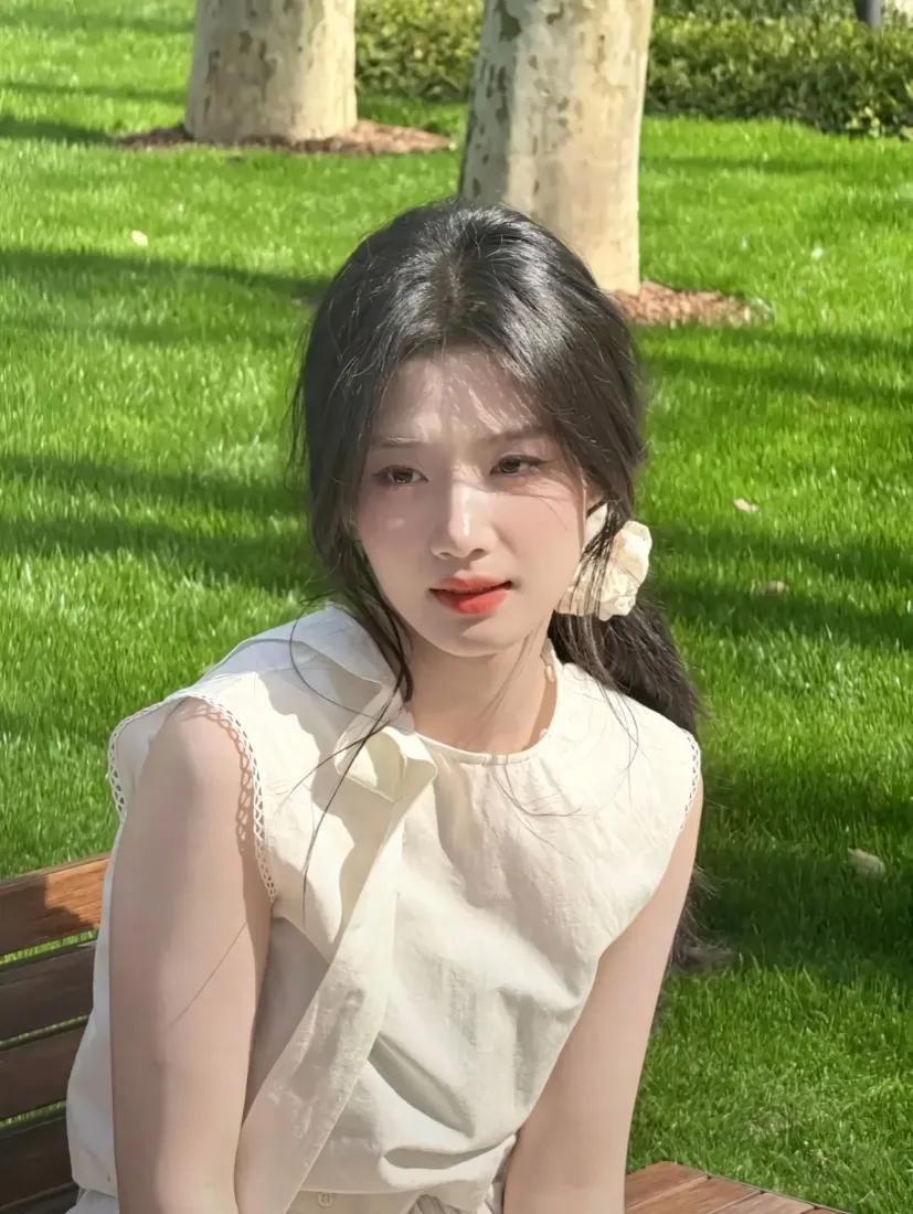 卢昱晓户外手机壁纸|草地长椅 - 白衣美女「哲风壁纸」 卢昱晓户外手机壁纸|草地长椅 - 白衣美女「哲风壁纸」