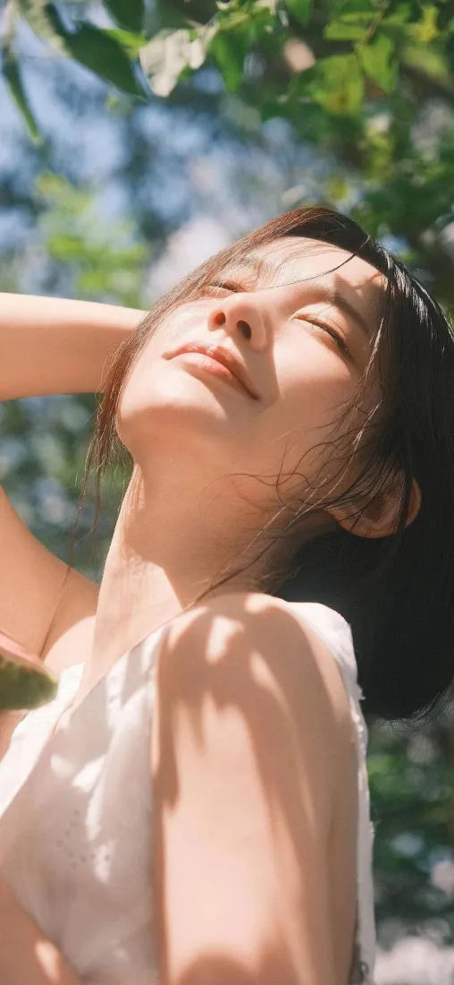 阳光女孩手机壁纸|户外树荫背景图 - 清新「哲风壁纸」 阳光女孩手机壁纸|户外树荫背景图 - 清新「哲风壁纸」