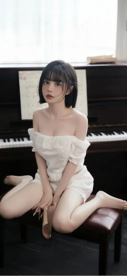 短发女生钢琴白裙手机壁纸|室内背景 - 手机高清「哲风壁纸」 短发女生钢琴白裙手机壁纸|室内背景 - 手机高清「哲风壁纸」