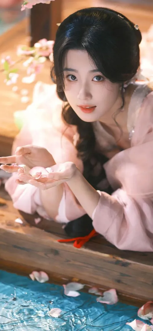古风女子手机壁纸|花瓣木船背景图 - 汉服「哲风壁纸」 古风女子手机壁纸|花瓣木船背景图 - 汉服「哲风壁纸」