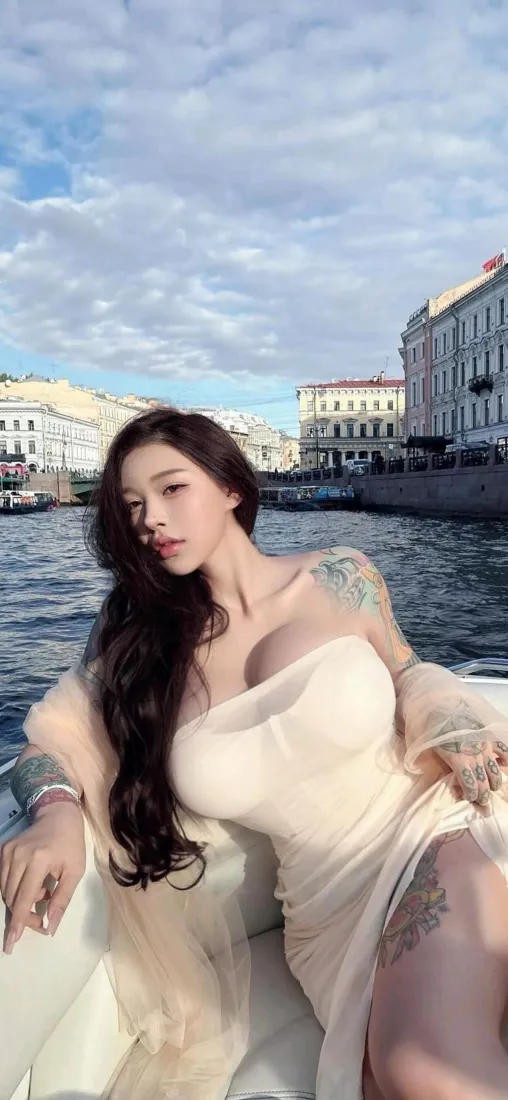 白衣美女游船手机壁纸|欧式建筑背景 - 纹身「哲风壁纸」 白衣美女游船手机壁纸|欧式建筑背景 - 纹身「哲风壁纸」