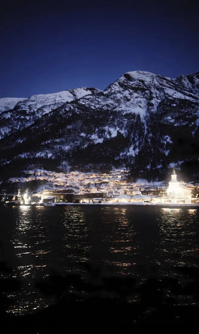 夜晚雪山湖泊城镇灯光手机壁纸|自然风景 - 雪景夜色「哲风壁纸」 夜晚雪山湖泊城镇灯光手机壁纸|自然风景 - 雪景夜色「哲风壁纸」