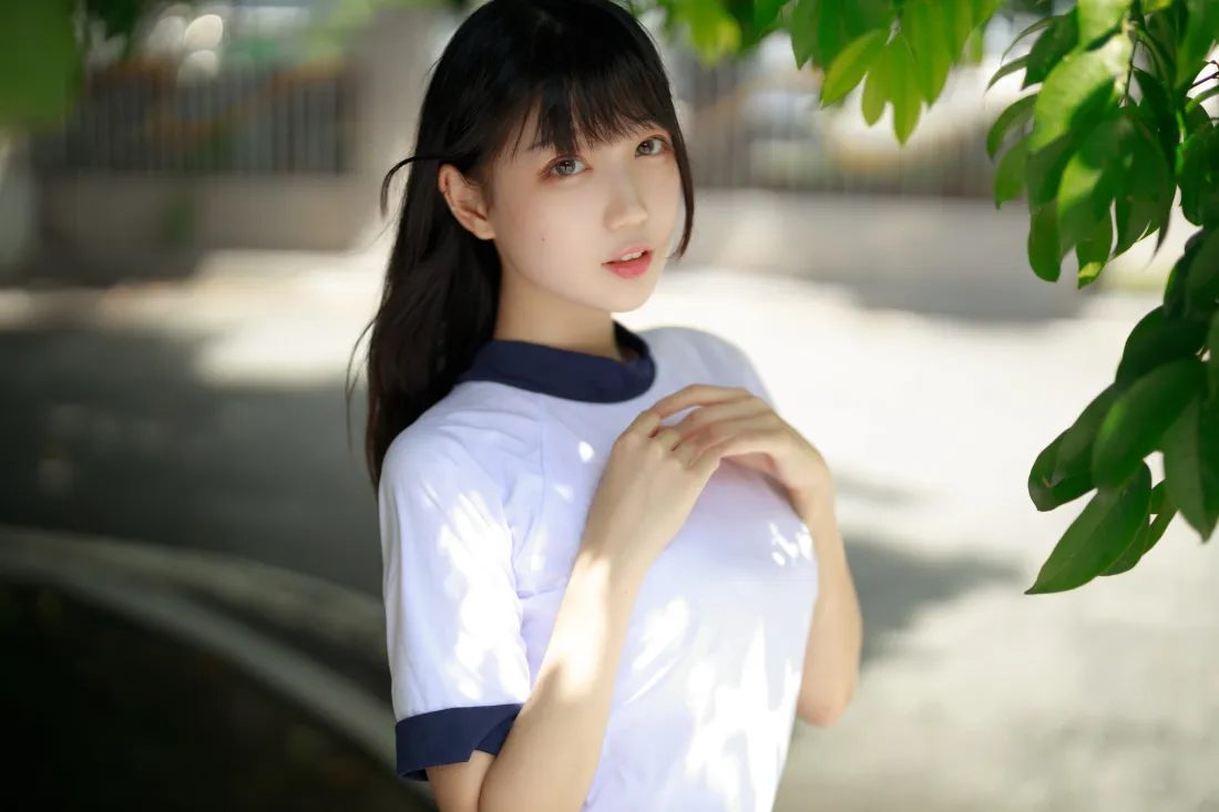 7k青春美女壁纸｜户外绿叶背景 - 校园风「哲风壁纸」