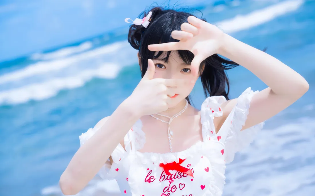 7k海边美女壁纸｜沙滩背景图片 - 红心连衣裙「哲风壁纸」