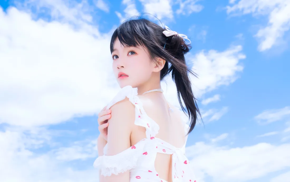 5k白衣美女写真壁纸｜蓝天白云背景 - 清新「哲风壁纸」