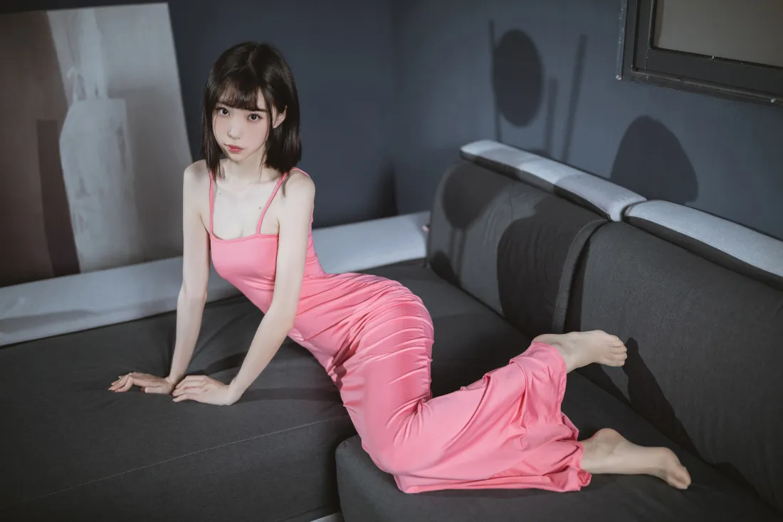 7k粉色长裙美女壁纸|室内沙发背景 - 优雅气质「哲风壁纸」 7k粉色长裙美女壁纸|室内沙发背景 - 优雅气质「哲风壁纸」