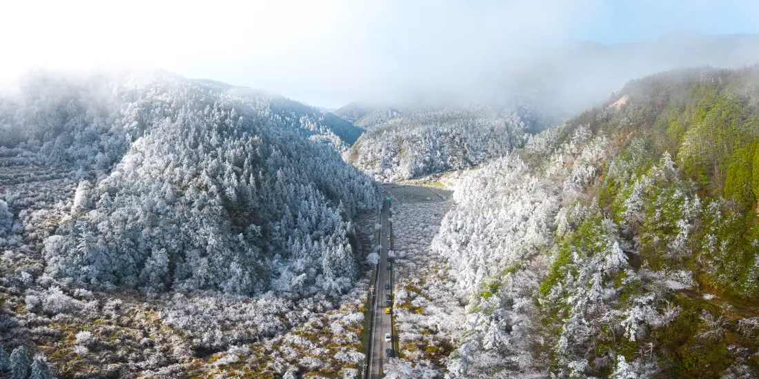 6k雪景壁纸｜山林雪景背景图 - 冬季云雾道路「哲风壁纸」