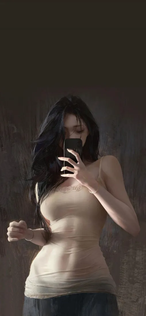 暗调室内，黑发女子穿米色紧身吊带，手持手机对镜自拍。
