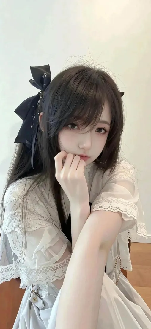 身着浅白蕾丝洛丽塔裙、头戴黑色蝴蝶结的长发少女，手托脸颊看向镜头。