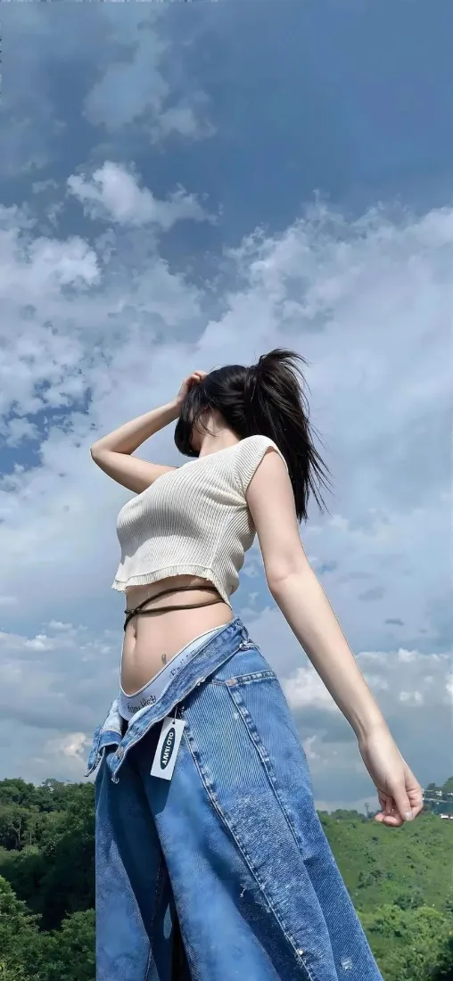 美女户外手机壁纸｜蓝天草地 - 露腰装牛仔裤「哲风壁纸」